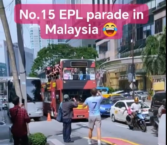 😥曼联在马来西亚进行巴士巡游,游行视频遭遇对手球迷无情嘲讽