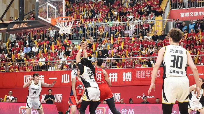 星空体育官网-2025-2026赛季WCBA季后赛半决赛首战 四川蜀道远达女篮一分险胜江苏南钢女篮|四川女篮|江苏女篮|富顺之歌|比赛|球迷_新浪新闻